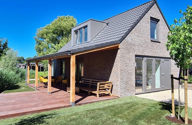 Bungalow with large terrace and a beautiful view over a lake. Here you can relax! The real holiday feeling.