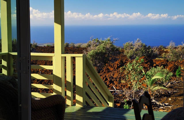 Bungalow with spectacular ocean view from lanai and private hot tub