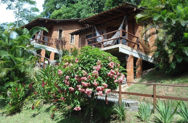 Bungalows Canto das Águas, waterfall with natural pool