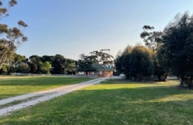 Burra FarmhousenComfortable 3 bedroom home situated between Burra and Clare.