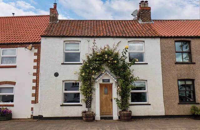 BURTON FLEMING, pet friendly, with hot tub in Hunmanby