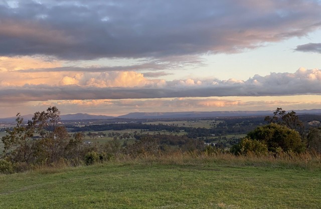 Bush Retreat with private jacuzzis, amazing views, great for large groups