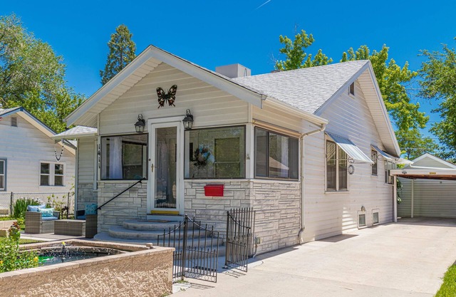 Butterfly: Bright Bungalow Near CMU & Parks