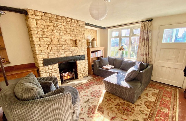 Butterfly Cottage: 200 year old Georgian home with period furniture