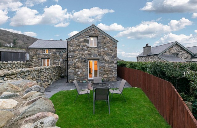 Bwthyn Carreg Rowen - Two Bedroom House, Sleeps 4