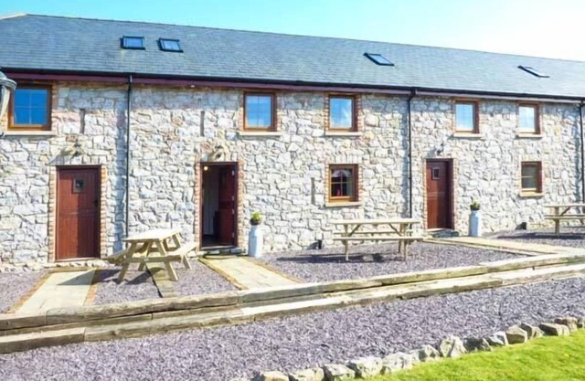 BWTHYN Y WENNOL, family friendly, with a garden in Abergele