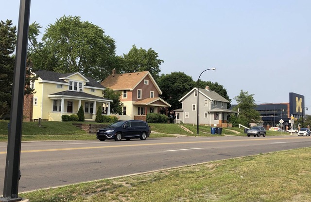 By The Big House in Ann Arbor, 3 bed/1.5 bath with parking, 1 mile to downtown