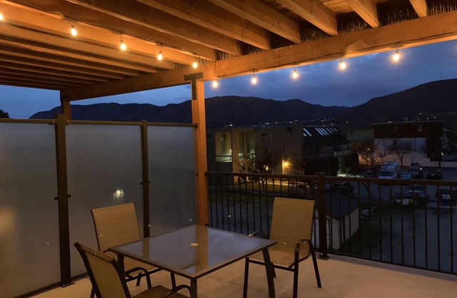 By the Peach Pit - Simi's Lakeside Lounge w/Lake view 2 storey penthouse condo