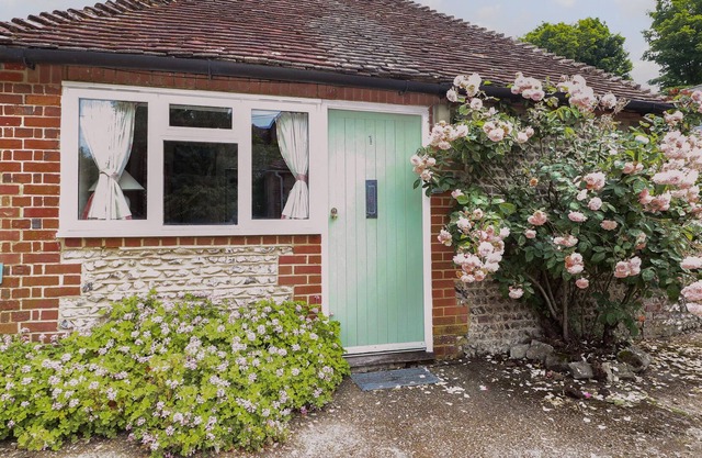 BYRE COTTAGE 1, romantic, character holiday cottage in Storrington