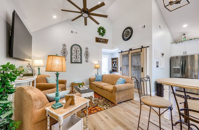 Byron Getaway w/Fire Pit - Near MGA & Mercer!