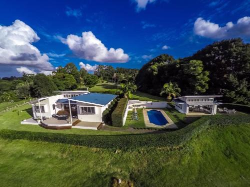 Byrons Brae - luxury hinterland estate with pool