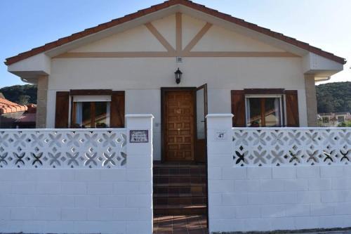 Cómodo y coqueto chalet con jardín en Argoños