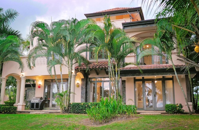 C1: X-LARGE HOME, OCEAN VIEWS~CONCIERGE~POOL~TOP TERRACE~PINGPONG~COOL BREEZES!