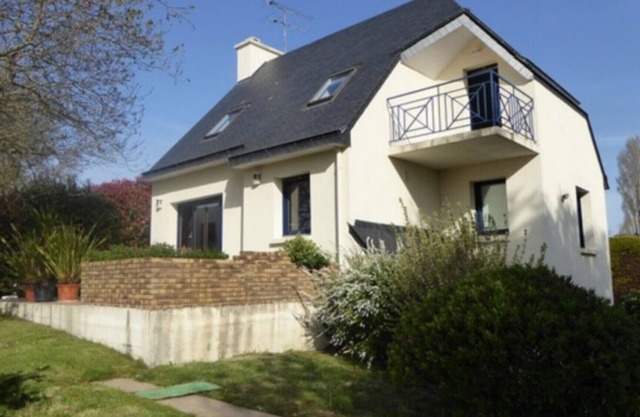 C7034-VILLA LOCATED AT THE POINTE DE TRÉVIGNON WITH BEAUTIFUL GARDEN OF 800 M² ABOUT