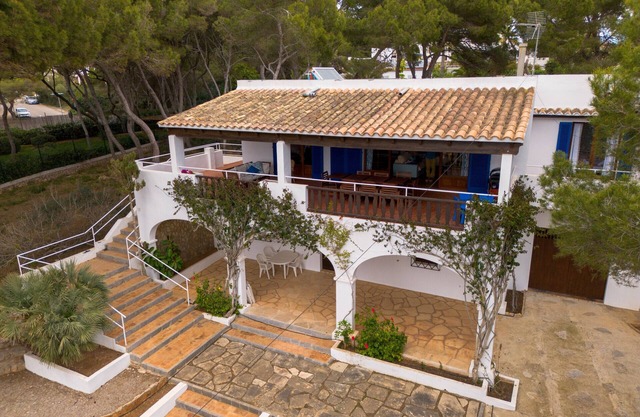 Ca Na Marieta House next to the beach with sea views and large garden