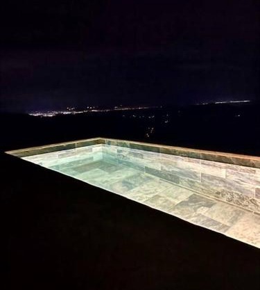 Cabaña con piscina y vista al mar