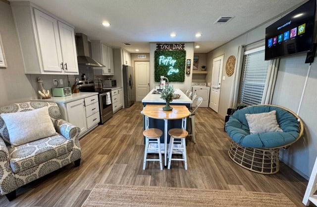 CABANA BANANA- Tampa Bay- 5 mins from Bahia Beach