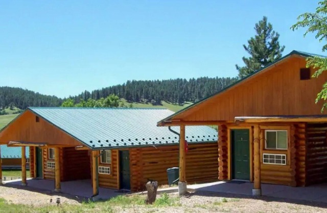 Cabin#1 Cozy Log Cabin in a Country Setting
