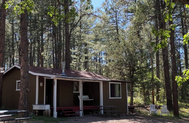 Cabin 1 - Sweetheart Deluxe Cabin - Two-room Cabin w/Indoor Jacuzzi