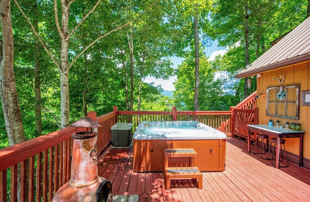 Cabin 16 Mi to Polar Express: Hot Tub + Mtn Views