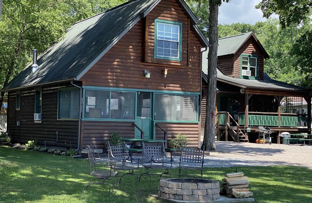 Cabin 2 Waterfront - Three Pines Lodging & Marina