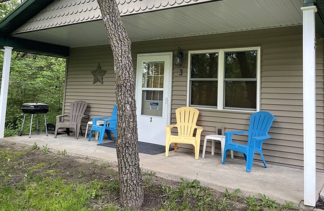 Cabin #3 - Lake’s End Cabin Resort - relaxing family atmosphere!