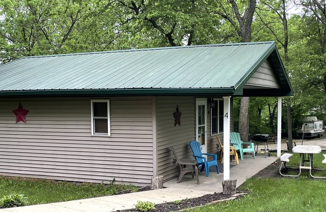 Cabin #4 - Lake’s End Cabin Resort - relaxing family atmosphere!