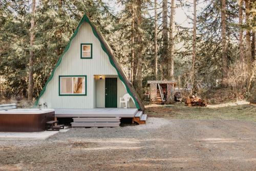 Cabin 54 - A Nostalgic and Rustic Mountain Retreat