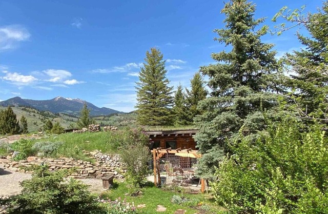 Cabin built into the landscape w/incredible views and access to Private Pond