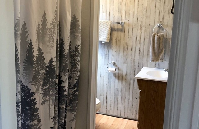 Cabin by lake, pet friendly, quiet