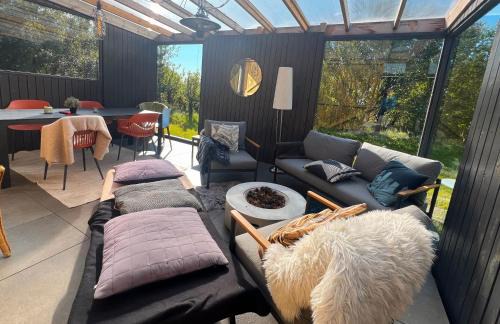 Cabin Eyja Mörk w Hot tub & Aurora Igloo
