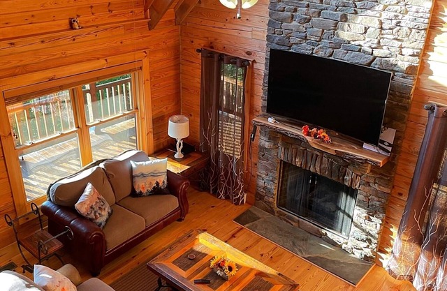 Cabin log home w view, hot tub, game room. Community pool 4 bedroom Sleeps 10-12