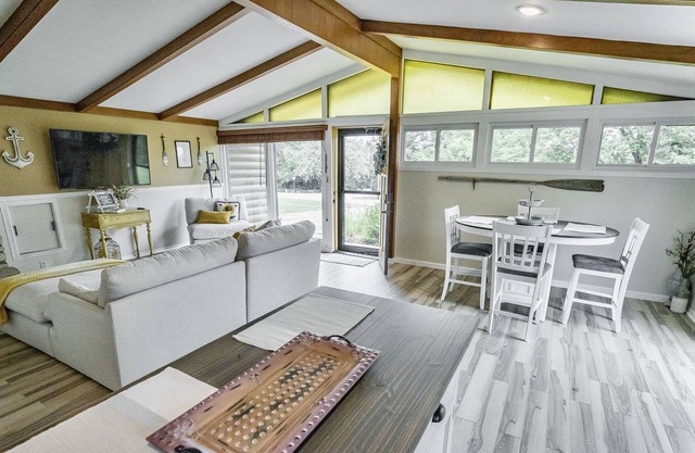 Cabin near Tuttle Creek Lake!