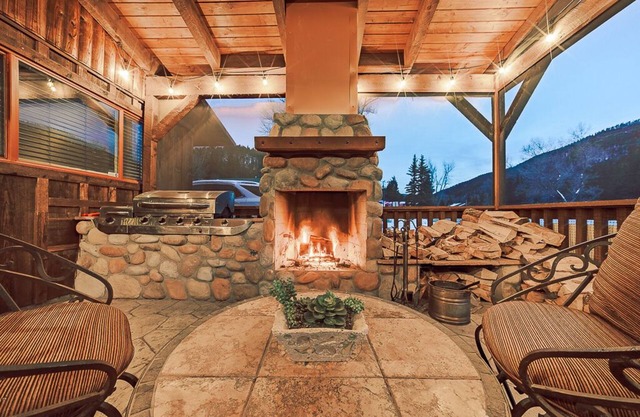 Cabin-on Main-1 Bed 1 Bath 1 SleepSofa Pet w/Fee