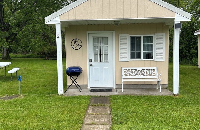 Cabin on main. Walking distance to all attractions
