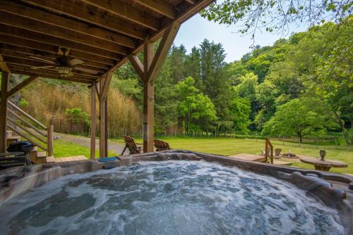 Cabin on the New River with Easy Steps to the River,Hot Tub, Fire Pit
