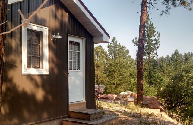 Cabin on the Rocks! Rustic with all the creature features!