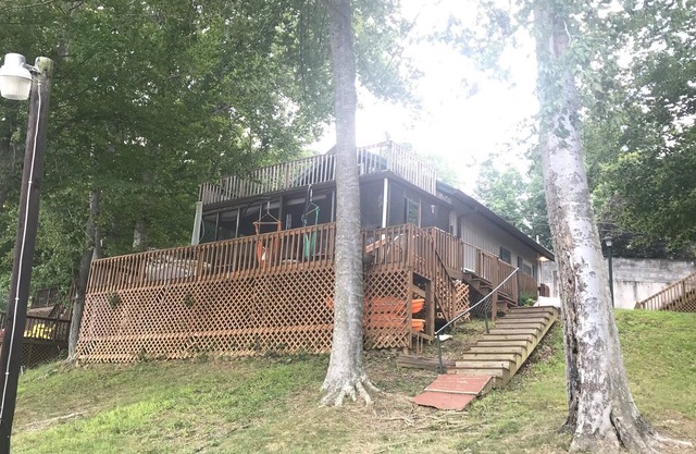 Cabin on the water of Lake Malone