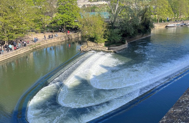 Cabin Retreat Close to town centre and train station, 12 min train to Bath.