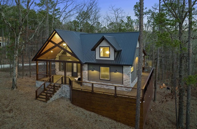 Cabin Retreat with Hot Tub/Fire Pit/Perfect Outdoor Space/Lake 2 Minutes away!