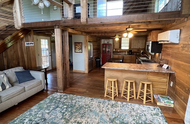 Cabin @ Smith Lake. Neighborhood Boat Launch. Close to dam and Duncan Bridge