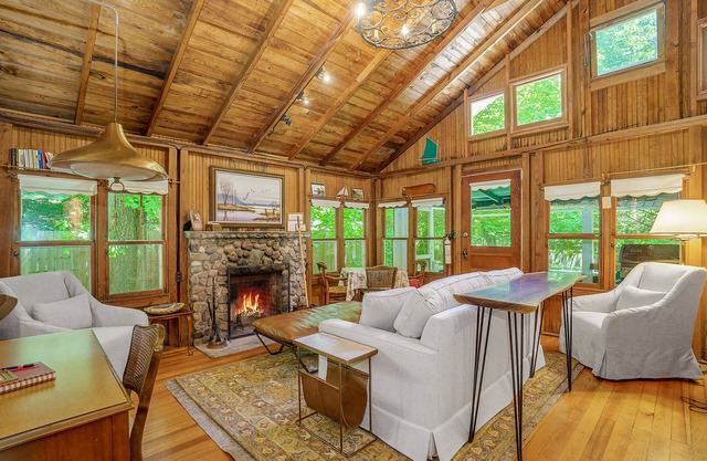 Cabin-style cottage w/full kitchen, wood-burning fireplace, and full WiFi