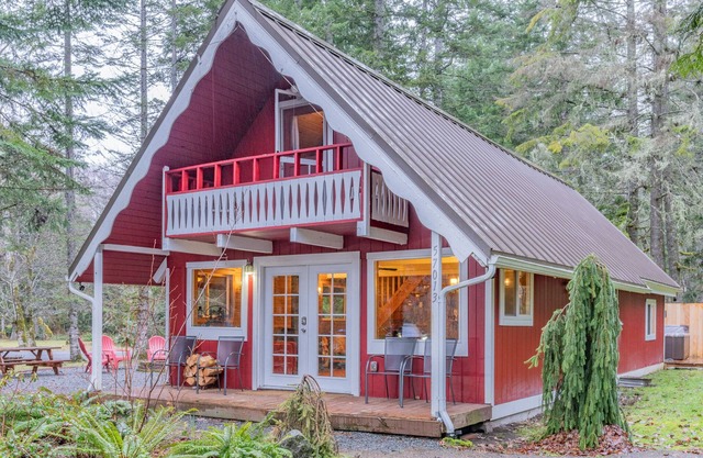 Cabin Vibes & Family Friendly w-Private Hot Tub Steps to Rainier