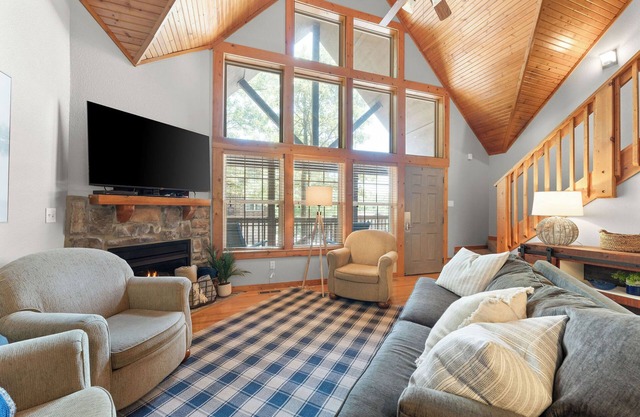 Cabin w/4 Primary Suites! Near Silver Dollar City!