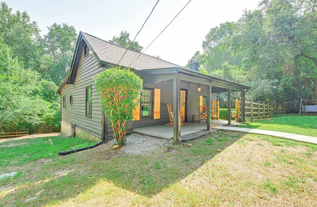 Cabin w/Fire Pit - 7 Mi to Downtown Carrollton!