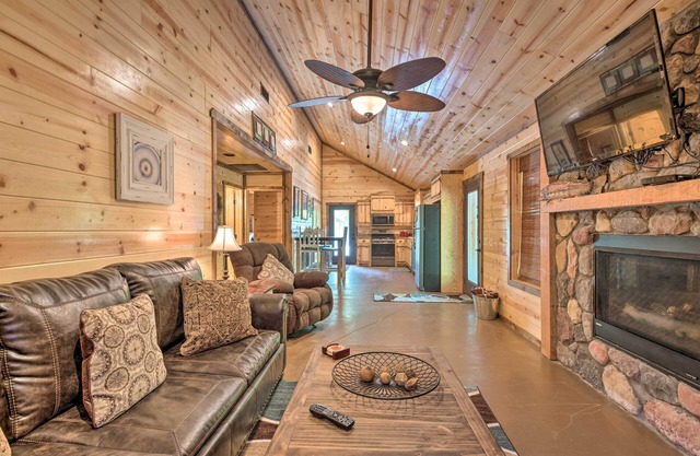 Cabin w/Hot Tub - Near Broken Bow Lake & Hiking!