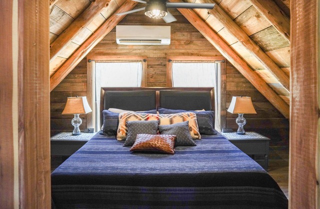 Cabin w modern upgrades next to the BEST wine, stars, peace, hot tub, relax