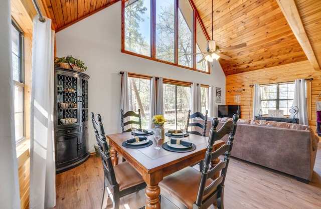 Cabin w/Private Hot Tub: 2 Mi to Broken Bow Lake!
