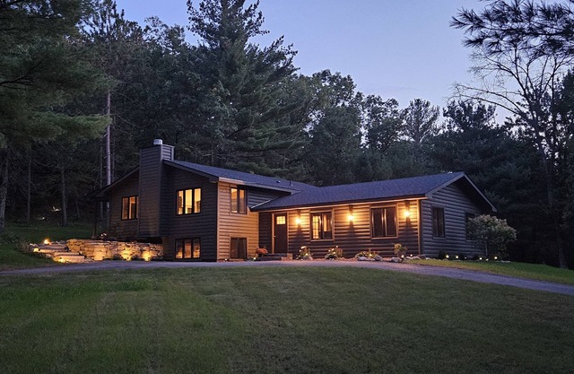 Cabin with hot tub, heated swimming pool and acres of backyard hiking