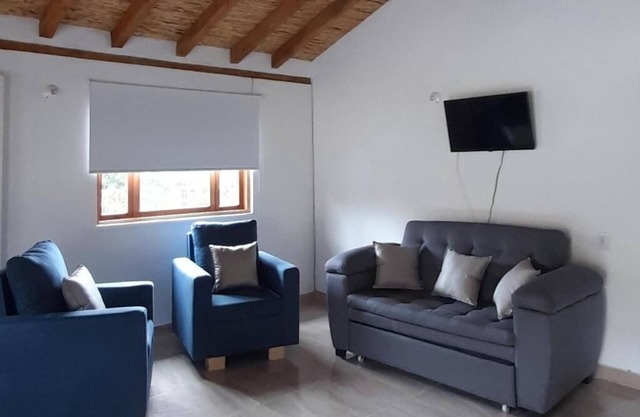 Cabin with view of the mountains and the city, ideal for families and couples.
